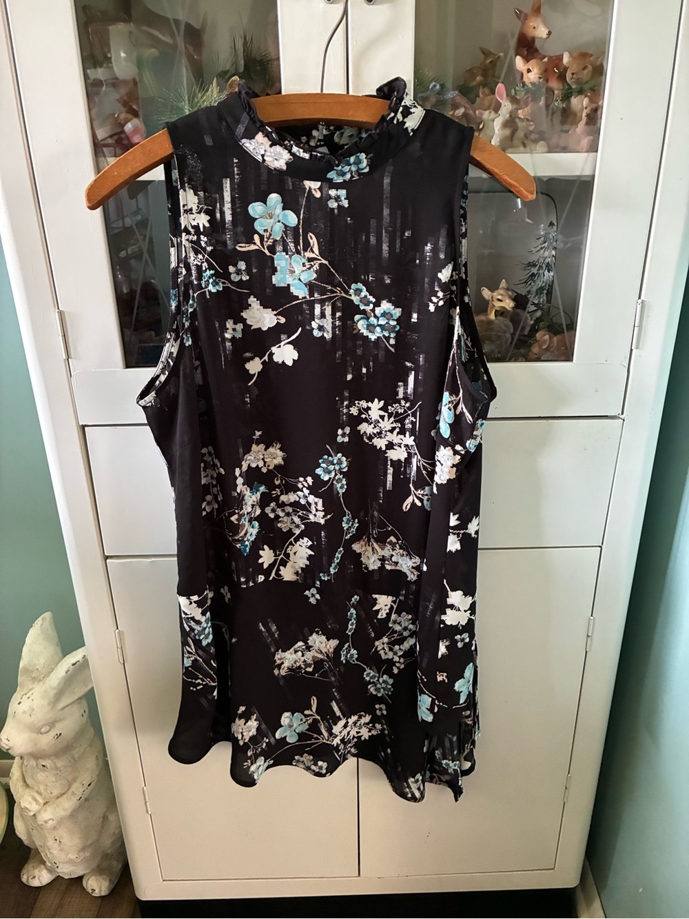 White House Black Market sz M Sleeveless Floral Mock-Neck Top euc